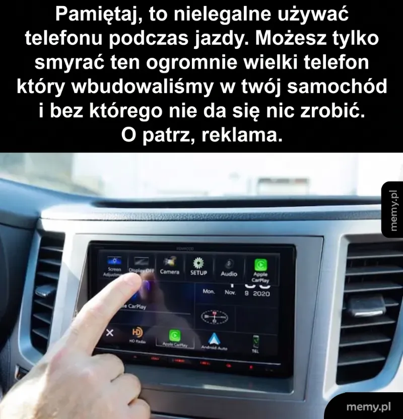 Kierowca dotyka ekranu w samochodzie z systemem multimedialnym.