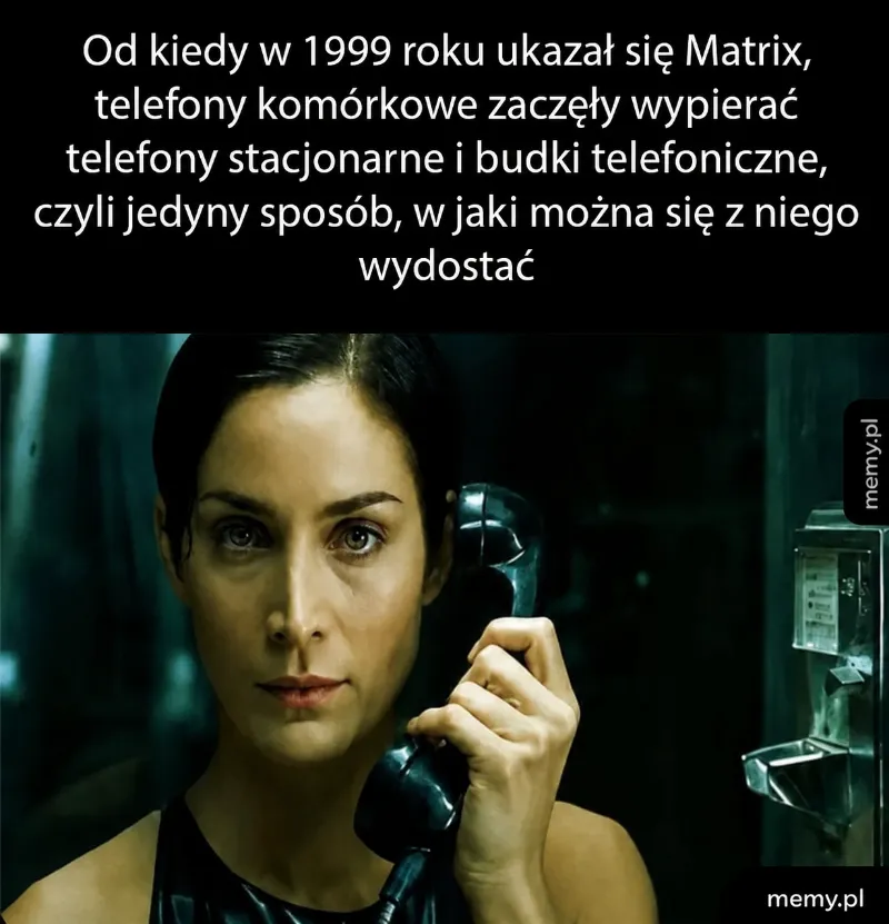 Kobieta trzymająca słuchawkę telefoniczną w ciemnym pomieszczeniu.