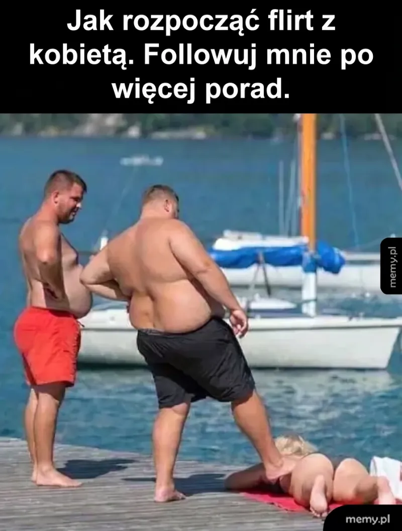 Mężczyzna z brzuchem dotyka nogi kobiety leżącej na plaży.