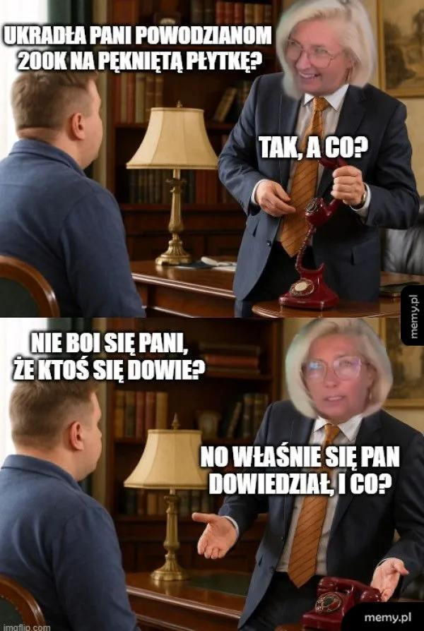 Dwie osoby rozmawiają przy stole, jedna z nich trzyma medalion.