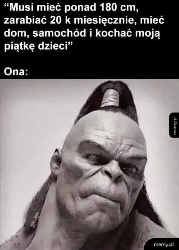 Mężczyzna z wyrazem twarzy sugerującym niezadowolenie lub ironię.