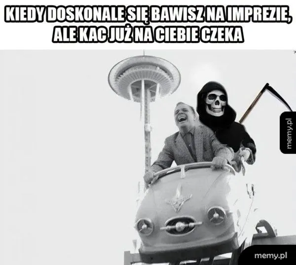 Mężczyzna w wesołym nastroju na karuzeli z postacią śmierci.
