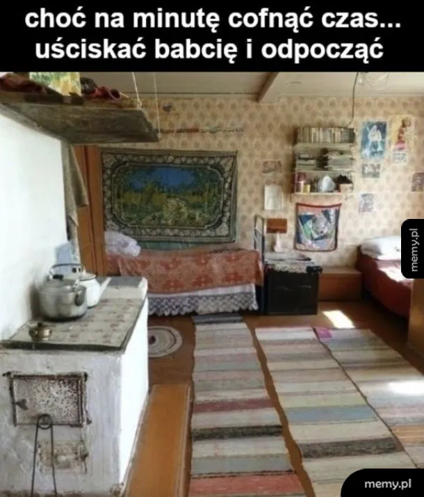 Wnętrze wiejskiego domu z kuchnią, dywanami i obrazami na ścianach.