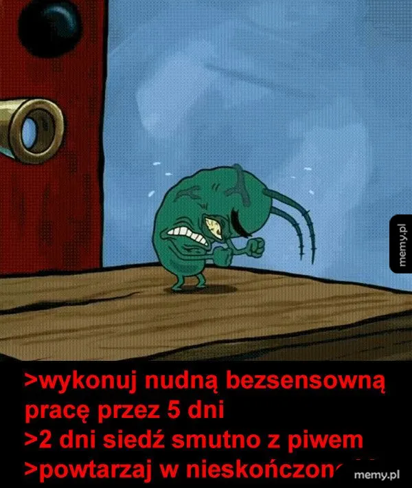 Zielony stwór z wyrazem smutku, trzymający piwo, stojący przy drzwiach.