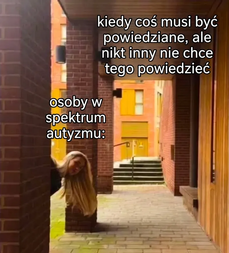 Kobieta wyglądająca zza słupa w miejskim otoczeniu.