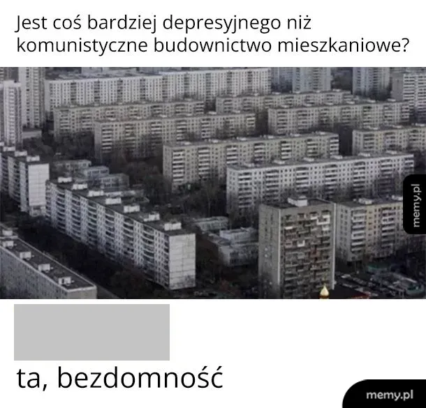 Widok na szare, blokowiskowe budynki mieszkalne.