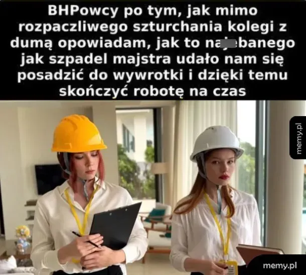 Dwie kobiety w kaskach ochronnych, jedna z mikrofonem, w biurze.