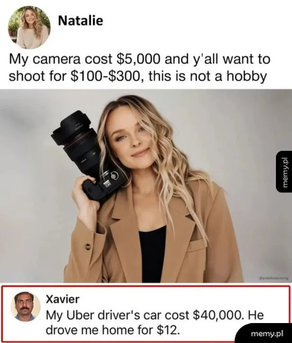 Kobieta trzymająca aparat fotograficzny, mężczyzna komentujący koszt przejazdu Uberem.