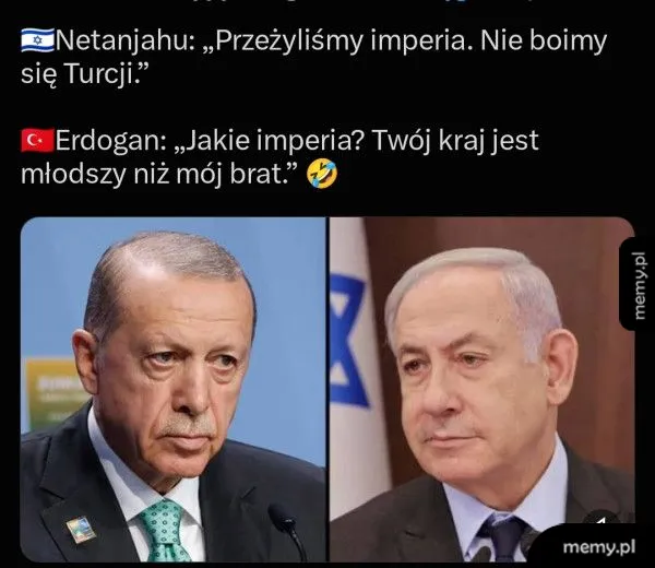 Dwie osoby w formalnych strojach, jedna z flagą Izraela, druga z flagą Turcji.