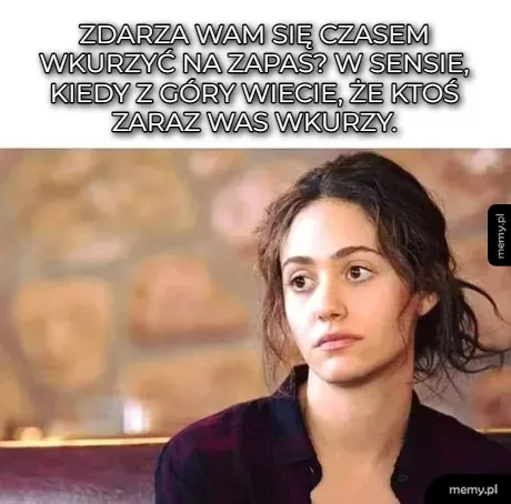 Kobieta z wyrazem znużenia na tle brązowej ściany.