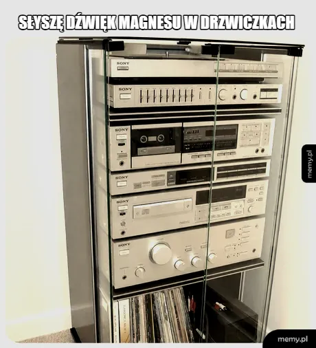 Szafka z sprzętem audio, w tym odtwarzacze CD i magnetofon.