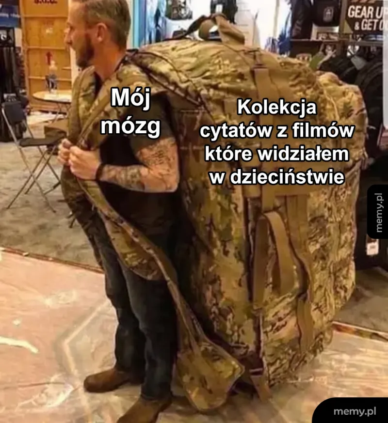 Mężczyzna noszący ogromny plecak w kamuflażu.