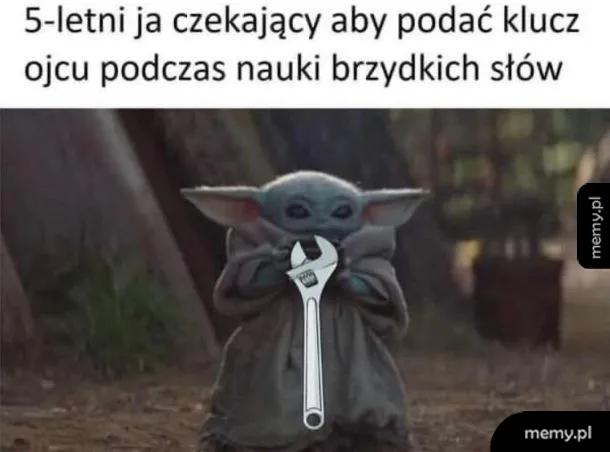 Mały zielony stworek trzyma klucz francuski, czeka na coś.