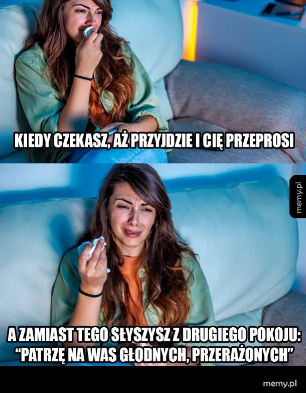 Kobieta płacząca na kanapie z chusteczką w ręku
