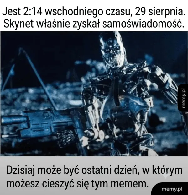Terminator z bronia na tle zniszczonego świata z napisem o uzyskaniu samoświadomości przez Skynet.