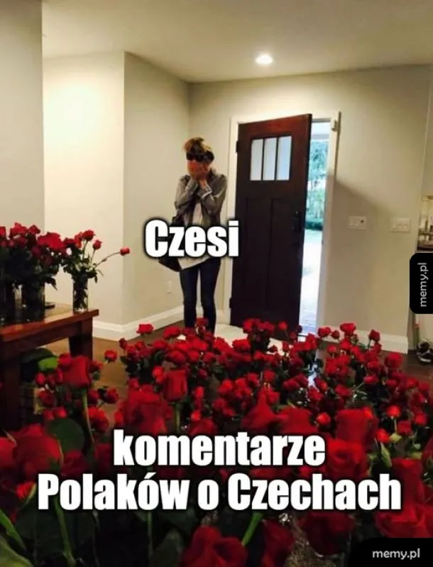 Osoba przytłoczona ilością czerwonych róż w przedpokoju