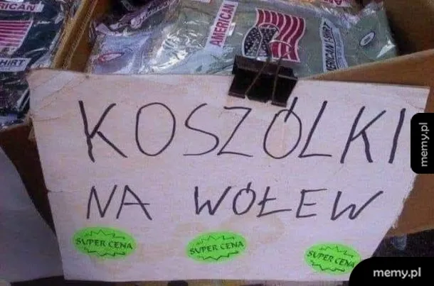 Ręcznie napisana kartka z zabawnym błędem ortograficznym nad pudełkiem z koszulkami