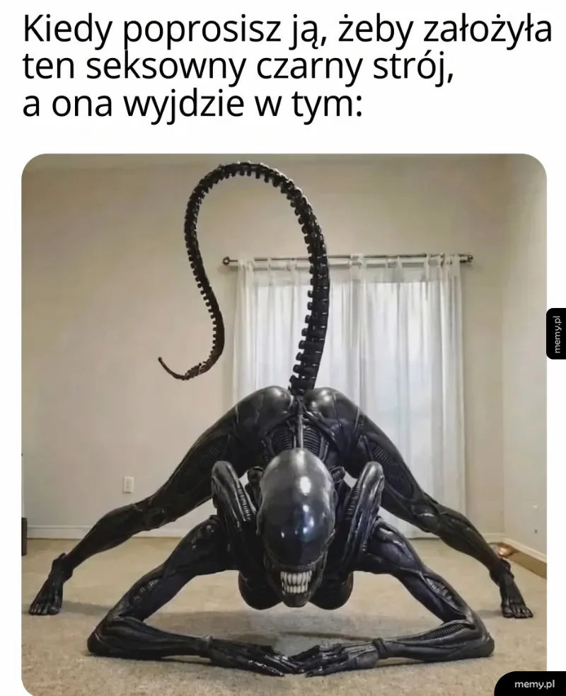 Kobieta przebrana za Obcego w czarnym, lateksowym stroju robiąca mostek.