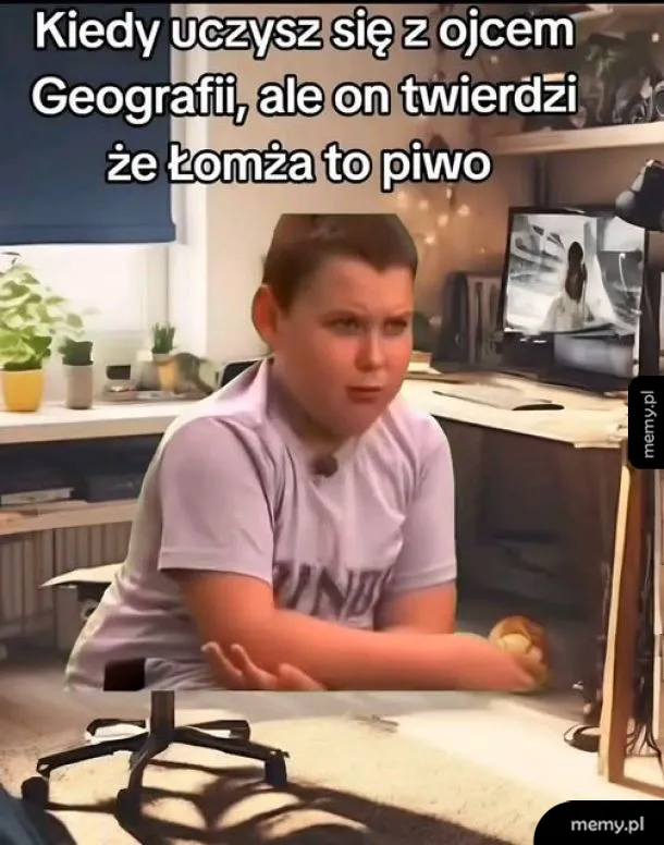 Chłopiec siedzi przy biurku z miną pełną politowania i zażenowania.