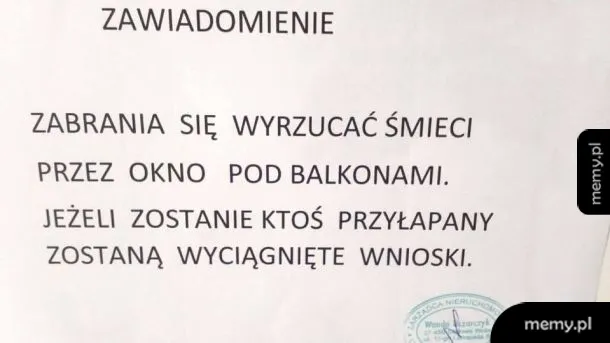 Zdjęcie kartki z ogłoszeniem na ścianie o zakazie wyrzucania śmieci przez okno.