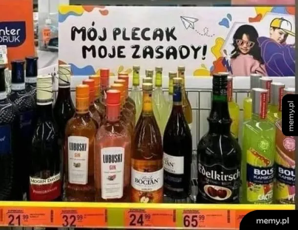 Butelki z alkoholem na półce pod szyldem Mój plecak moje zasady
