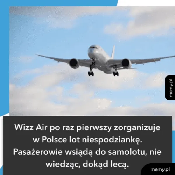 Samolot w locie na tle nieba z tekstem o locie niespodziance linii Wizz Air.