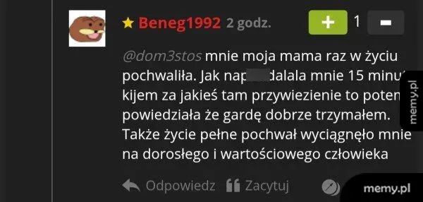 Zrzut ekranu komentarza z internetu na temat surowego wychowania i nietypowej pochwały od matki.