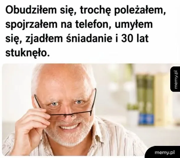 Mężczyzna z mema Hide the Pain Harold zdejmujący okulary