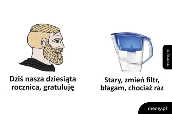 Mężczyzna rozmawiający z dzbankiem filtrującym do wody.