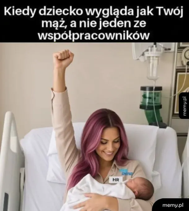 Kobieta z różowymi włosami w szpitalu trzyma dziecko i cieszy się z uniesioną pięścią.