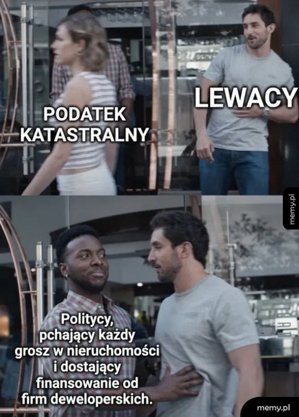 Mężczyzna zatrzymuje kolegę patrzącego na przechodzącą kobietę w memie o podatku katastralnym.