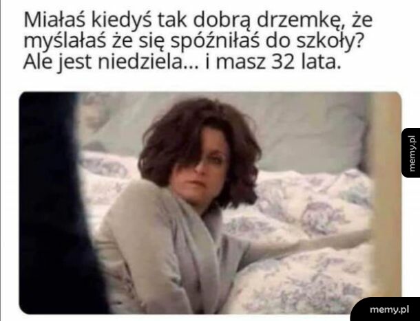 Kobieta budząca się w łóżku zdezorientowana i zaniepokojona