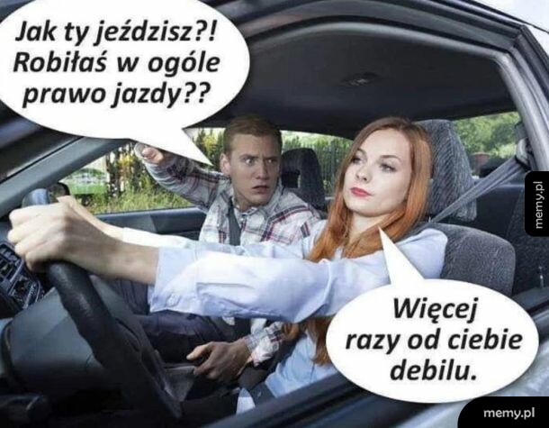 Kobieta prowadzi samochód, a przerażony pasażer krzyczy na nią w dymku dialogowym.