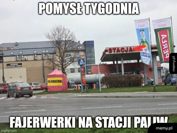 Stoisko z fajerwerkami rozstawione tuż obok stacji benzynowej.