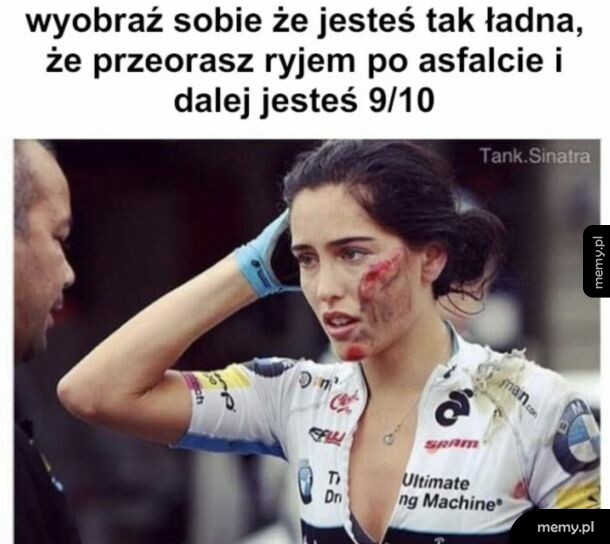 Kobieta w stroju kolarskim z obtarciem na twarzy po upadku.