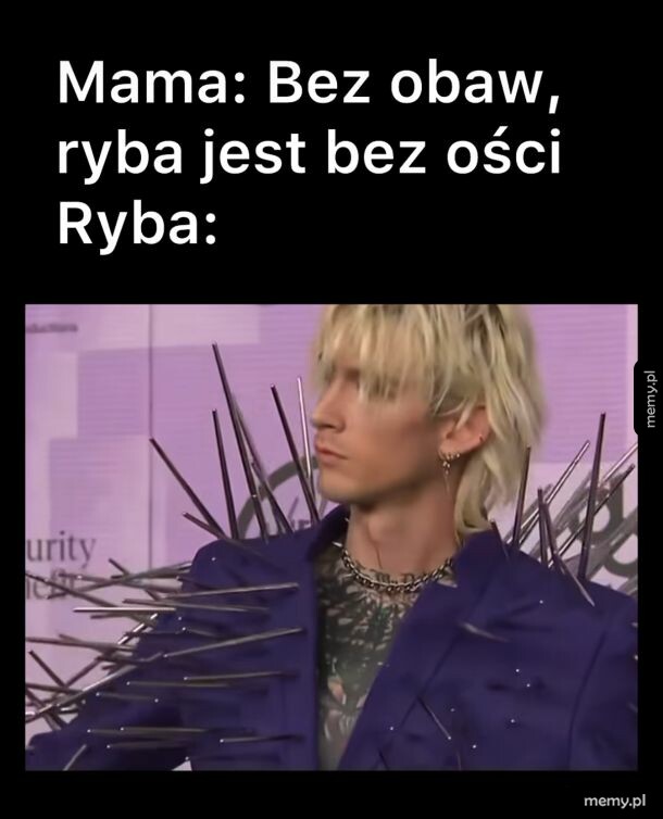 Mężczyzna w marynarce nabijanej metalowymi kolcami przypominającymi ości.