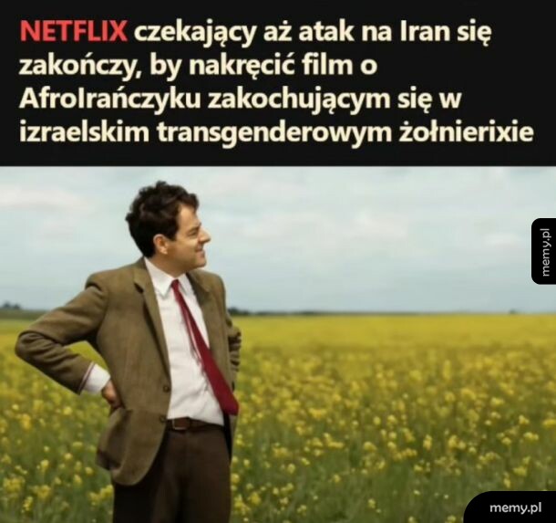 Mr Bean stojący na polu rzepaku zadowolony z siebie
