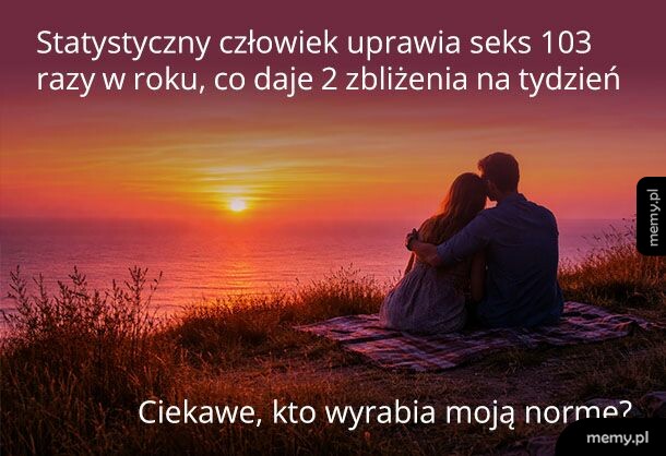 Para siedząca na kocu o zachodzie słońca nad morzem