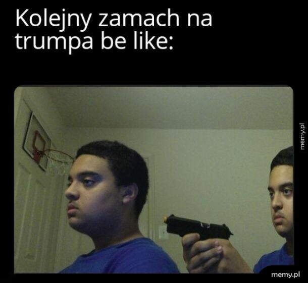 Mężczyzna celuje z pistoletu zabawki we własne plecy na tle ściany z koszem do koszykówki.